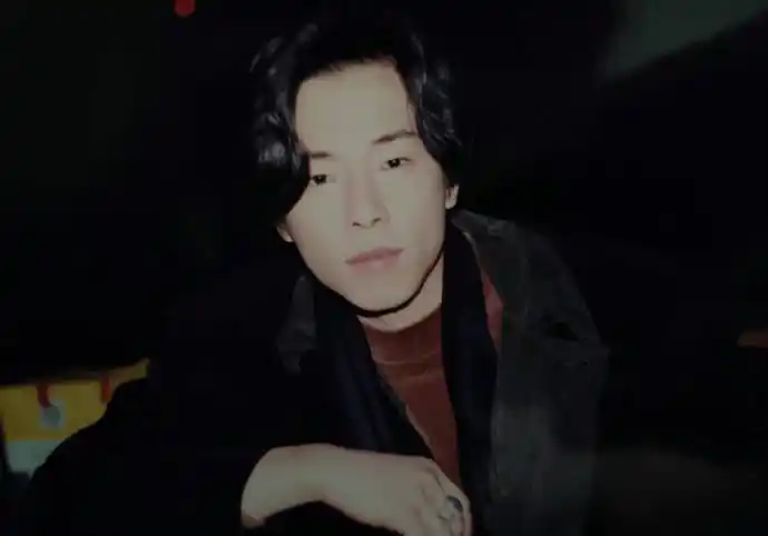 黄贯中弹奏福利引回忆杀早年状态青涩又帅气中分发型是精髓