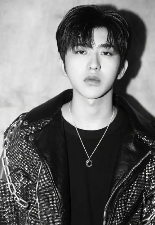 蔡徐坤闪钻机车夹克帅气图片