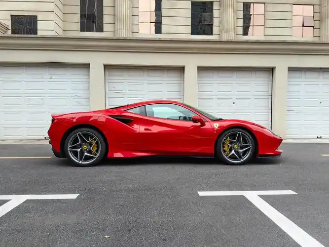 卖掉奔驰g63拿下准新法拉利f8开出去排面完全不一样