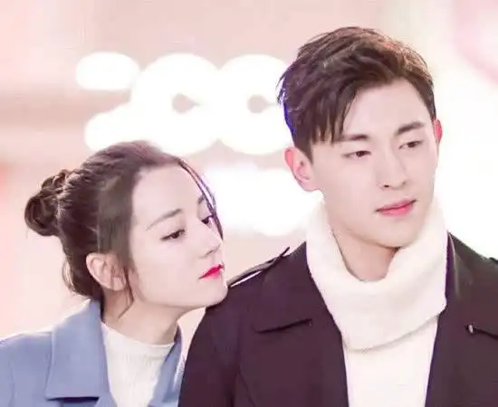 被杨紫揪耳朵,李沁送上爱的熊抱,她竟然直接坐邓伦大腿上