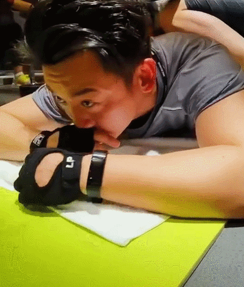 郑恺婚后晒老婆苗苗视角健身照眼神温柔不忘耍帅拉伸一秒破功