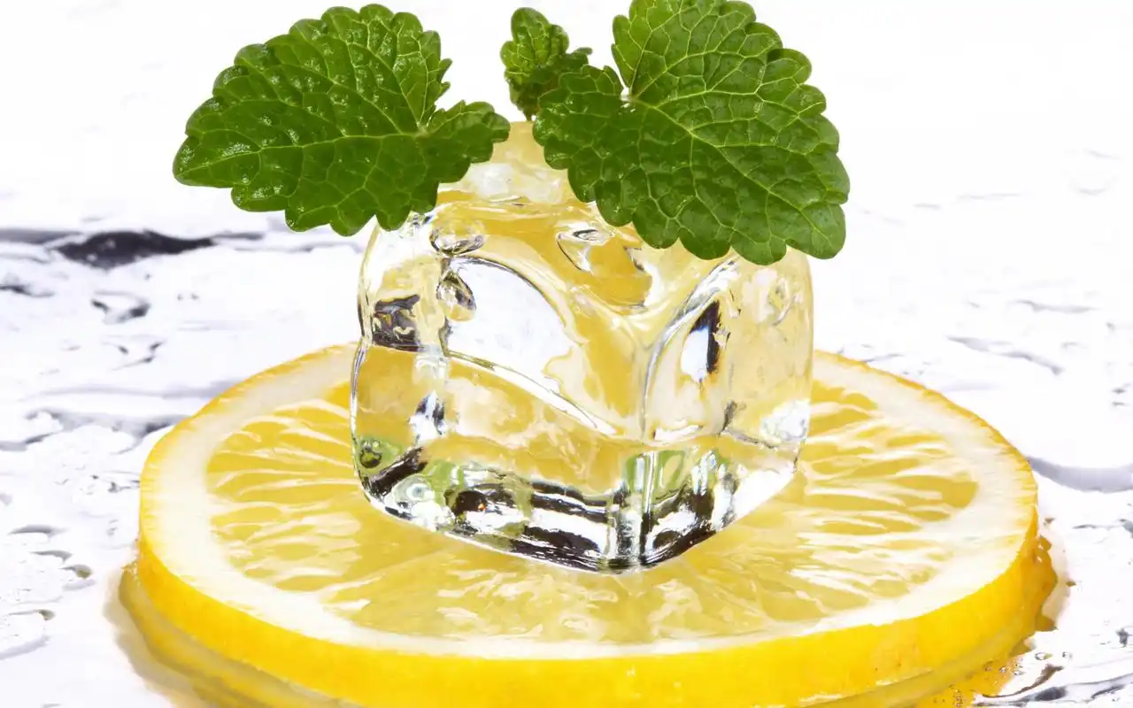 清凉夏日蓝天白云电脑桌面壁纸