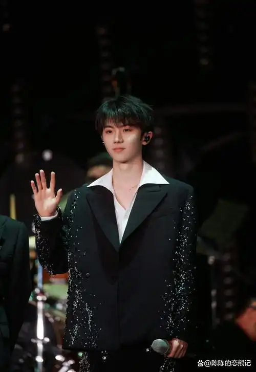 马嘉祺,2002年出生于河南郑州,中国内地男歌手,男演员!