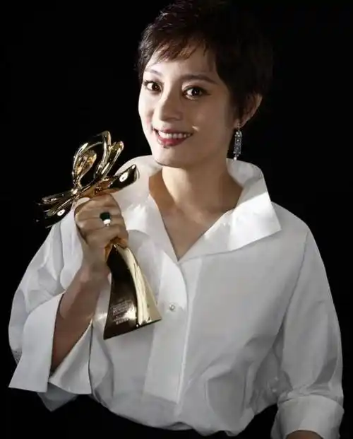 孙俪生活太自律,晚上8点就睡觉美丽,拿到视后大满贯却仍不自信_好身材