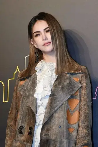 昆凌长款大衣,女王范儿十足,颖儿穿衣不当,老了10岁!