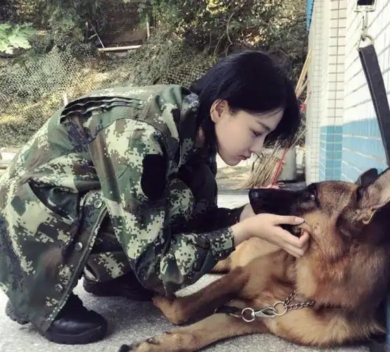 在这档真人秀里,教官何捷认识了一个与坊间刻板印象截然不同的张馨予.