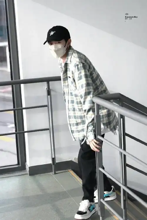王源格子衬衫棒球帽造型#王源今日份机场出发照来了,绿色格子衬衫