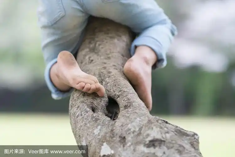 孩子们的脚赤脚玩耍