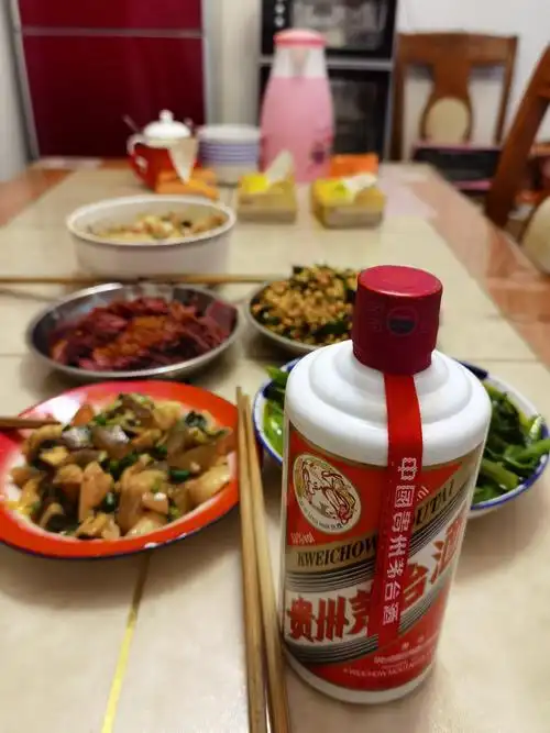 陌生酒桌上千万不要妙语连连,越重要的饭局,越要稳重大气!