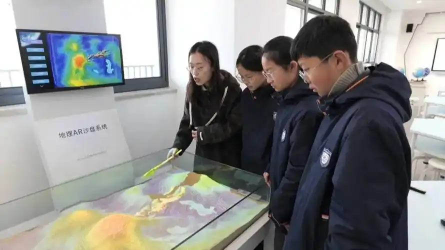 另外,教室还设置了立体地理模型和ar沙盘,学生们可以动手实验,亲身