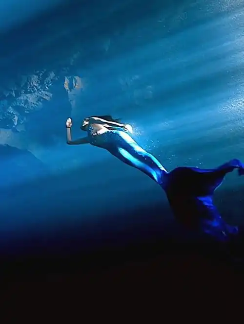 实拍美女去潜水,这画面太美了,眼前一幕活像一条美人鱼!