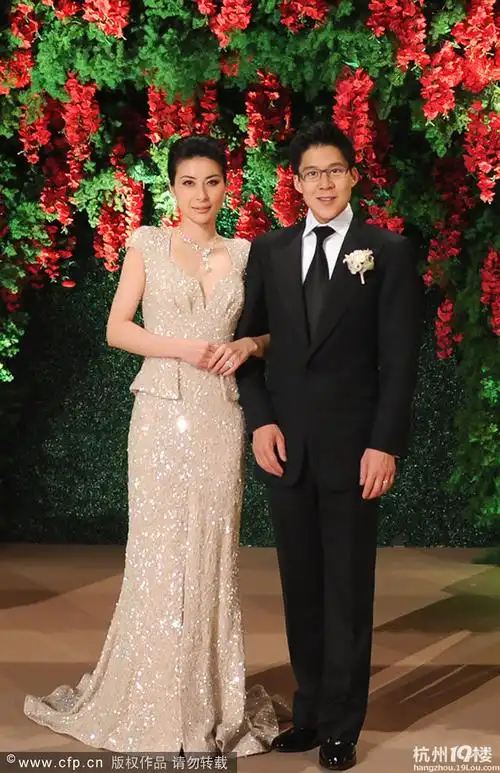 高清:郭晶晶霍启刚大婚拍幸福合照