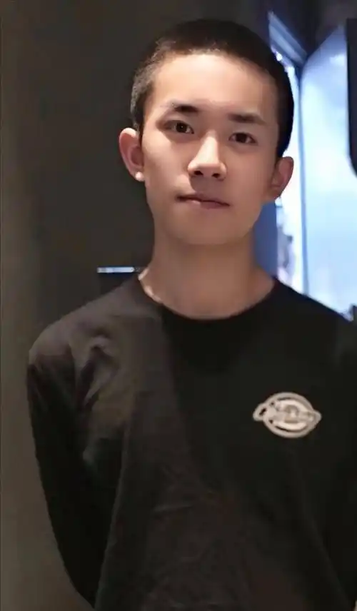 超正!易烊千玺寸头照曝光清爽帅气 眼神坚定温柔