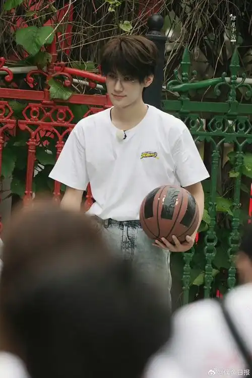 张真源跑男陪小朋友打篮球