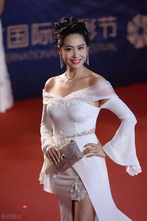 紫霞仙子气质不凡,朱茵穿一字肩长裙优雅别致,开衩裙摆更显神秘|礼服