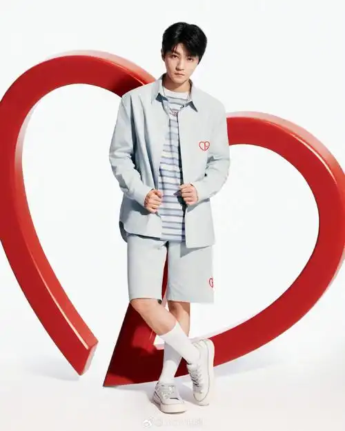 款臻作述说甜蜜爱意,由#迪奥品牌大使王俊凯#@tfboys-王俊凯精彩演绎