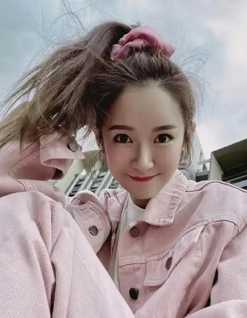 张子萱相信大家都不会陌生了,有名的女装模特也是陈赫的现任老婆,因此