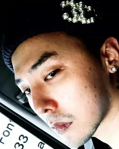 权志龙最新ins整个巴黎也比不上你的笑