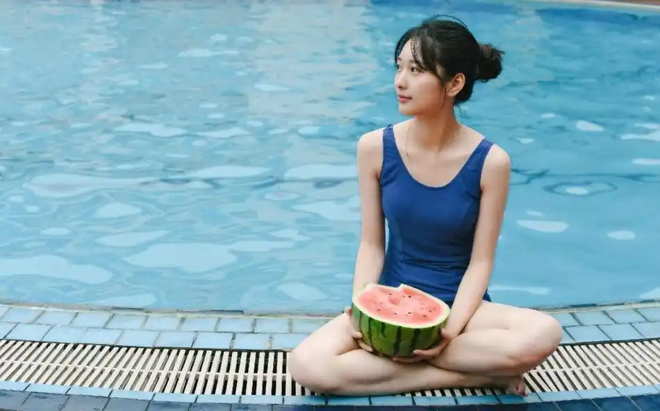 清纯美女泳装性感撩人写真图片