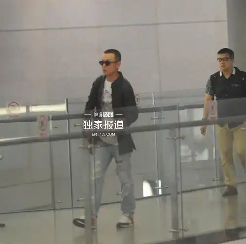 文章板寸发型回沪疑似探亲 一路烟不离手