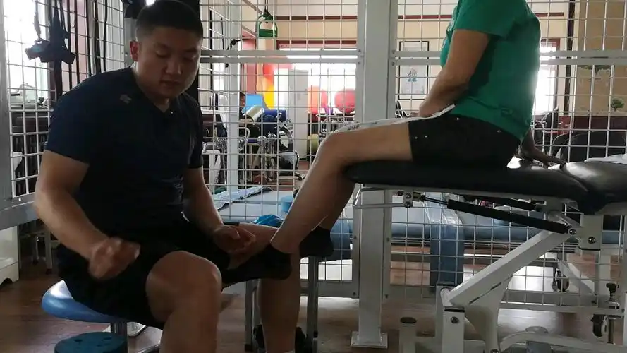 康复师实战掰腿演示满满的干货细节助你早日全角