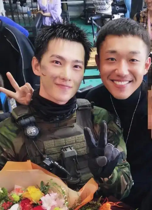 孟阿赛自拍里的杨洋##杨洋孟阿赛特战荣耀片场自拍