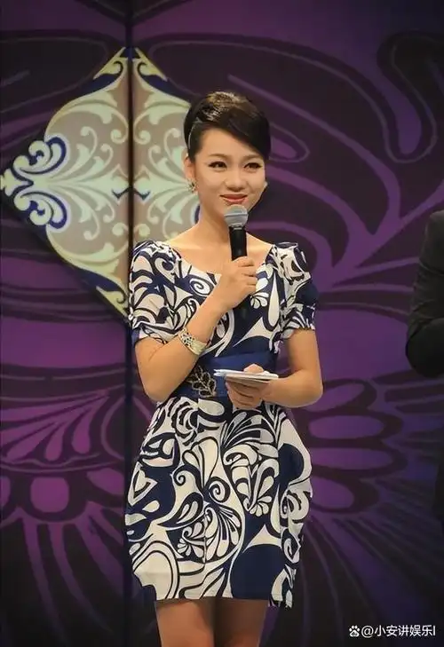 她是著名美女主持人,嫁给神秘老公生下三个孩子,50岁宛如少女
