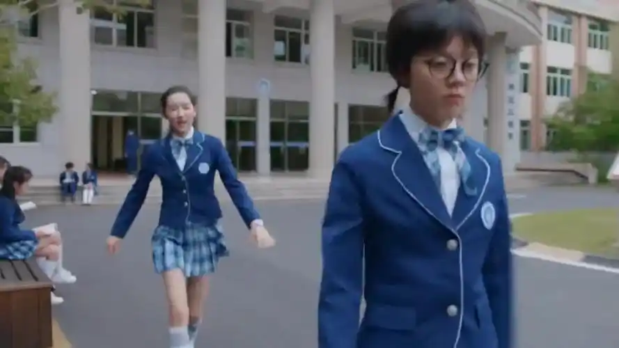 少年派女孩平时都穿校服怎料换上红色连衣裙简直太美了