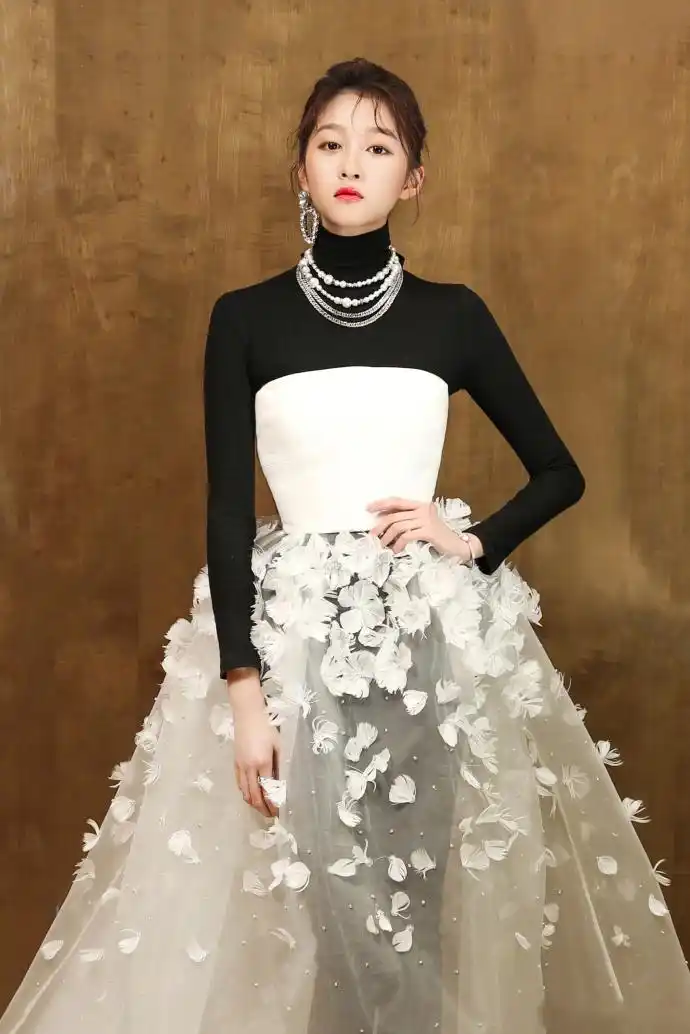 关晓彤 身着白色透视抹胸裙,内搭黑色"秋衣秋裤"亮相颁奖典礼红毯