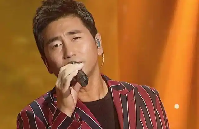 之后的歌手之路风生水起,多次获得内地最佳男歌手奖.