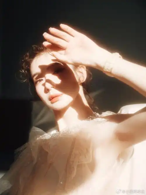 戚薇最新大片释出～一身纱裙搭配蛋卷丸子头