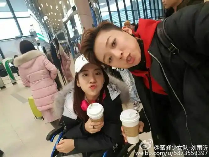 昨晚播出的《蜜蜂少女队》吴奇隆队的#赵婉婷受伤#蜜蜂少女们为婉婷