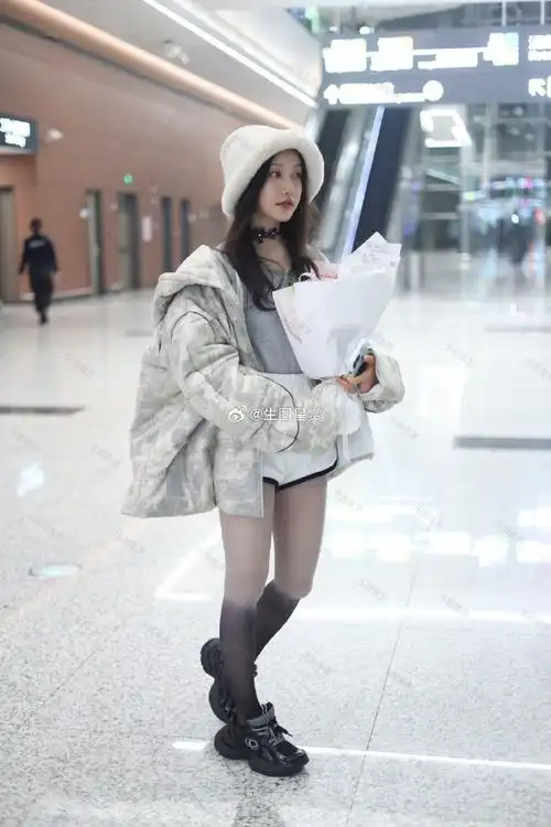 姜贞羽昨天成都到达生图,人间绝美的姜姜笑起来甜到心巴上了9698