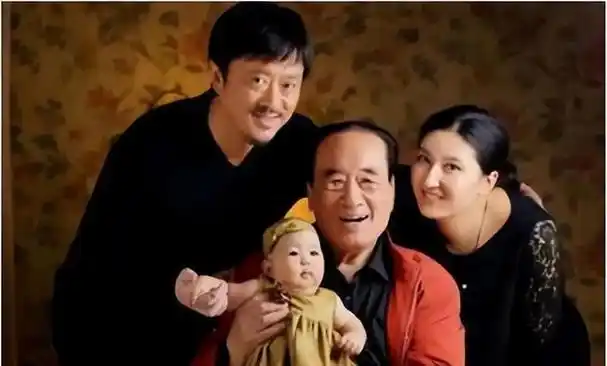 庞好:父亲是与王心刚齐名的庞学勤,娶演员东方闻樱,幸福美满