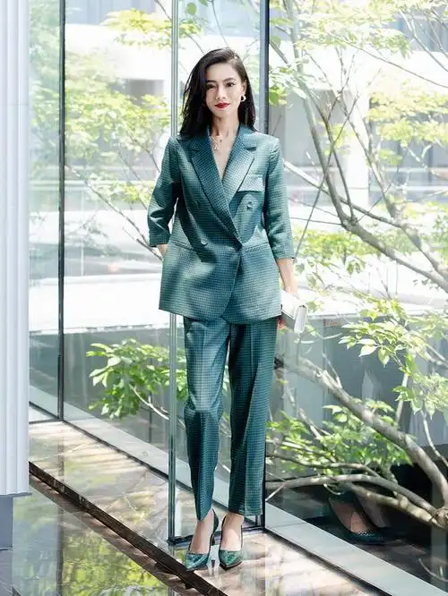 闫妮身穿白色西装,不需要过于繁杂的设计,就可以玩转时尚职场风