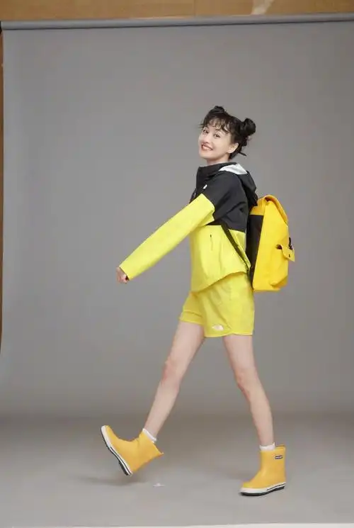 郑爽泡面刘海元气满满穿搭神似皮卡丘清爽减龄又时尚