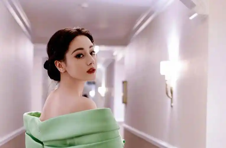 称这组照片为"迪丽热巴大胆挑战性感造型"的代表作之一