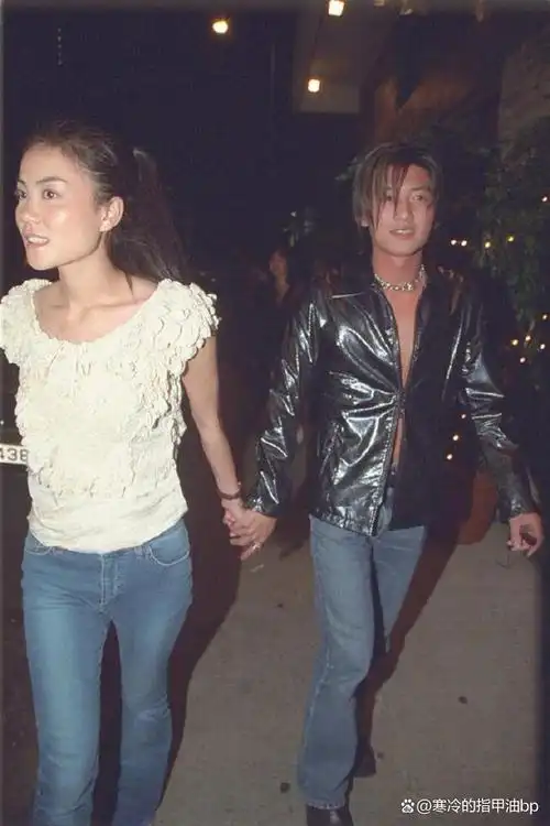 王菲谢霆锋高调合体甜蜜重演23年前世纪牵手菲姐扎辫子好青春