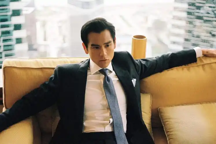 彭于晏坐在沙发上,心形发际线颇为抢镜,男神不仅五官精致,身材健硕,连