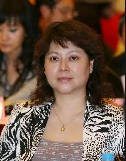 成功立业,逼发妻自杀很快被评为"一级演员"的唐国强,有了名利和地位