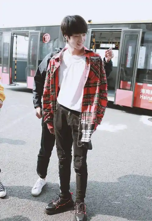 养成系少年刘耀文,狼崽到狼王,时尚还是憨憨?