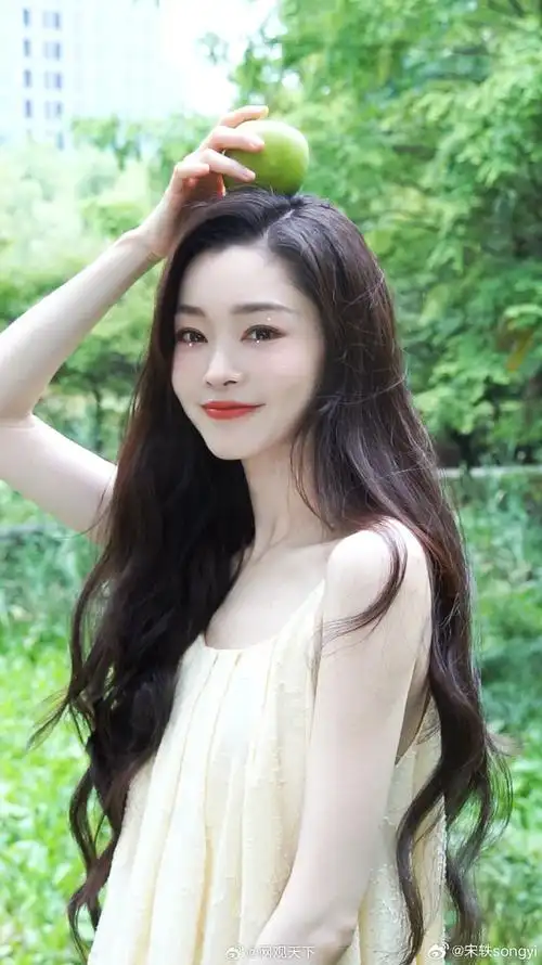 近日,宋轶发布一组夏日写真照.