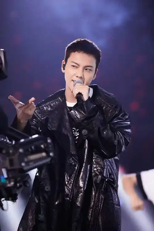 陈伟霆江苏卫视跨年演唱会架子鼓首秀带来新年新惊喜