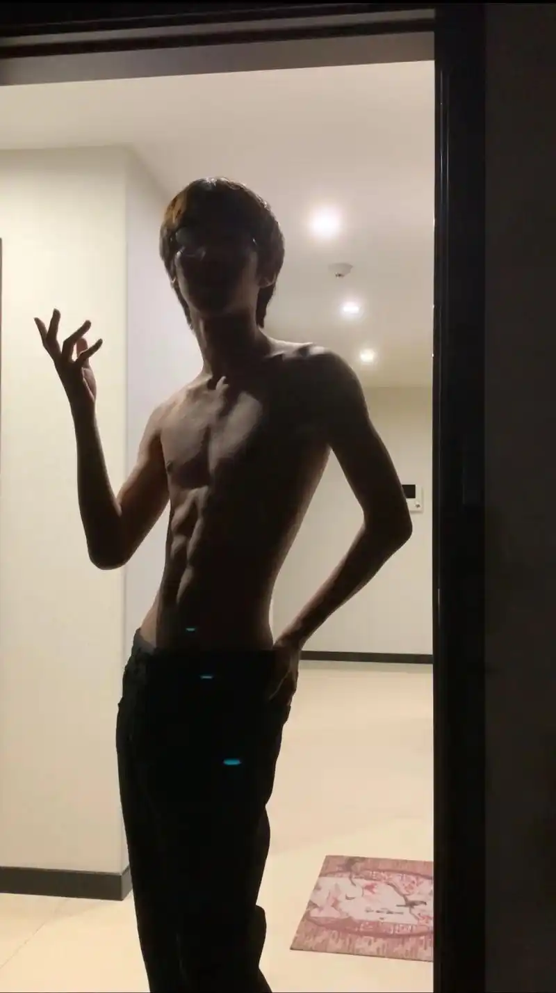 无任何不良引导 #男高中生 #彩虹96 精瘦腹肌男高 - 抖音