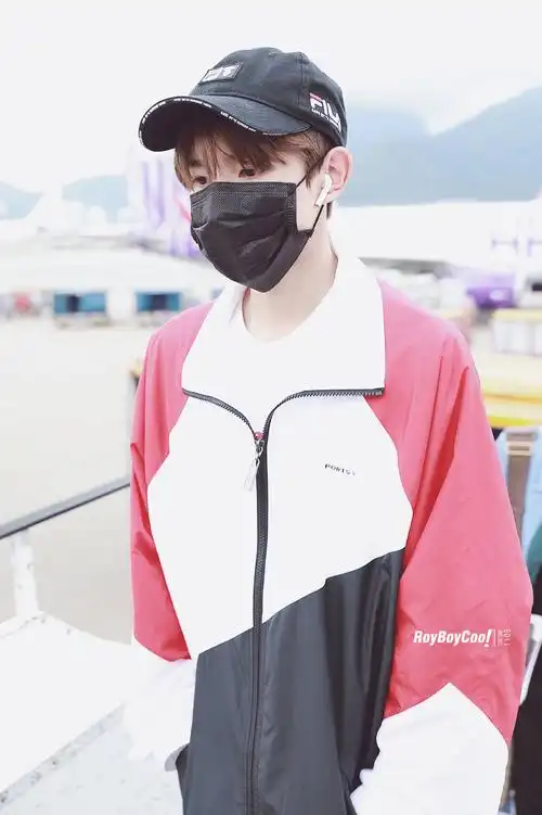 王源机场 王源回国 身穿红黑白三色外套,阳光青春的源哥启程回国,新鲜