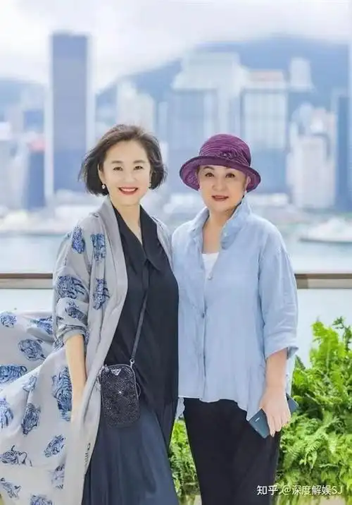两大女神罕见同框73岁甄妮穿着时尚曾是谢贤的初恋
