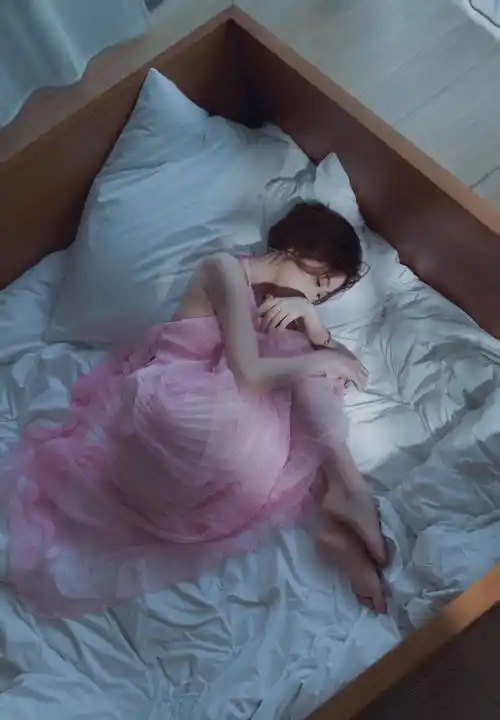 虞书欣新款大片,粉色露背纱裙,演绎清甜里的夏日温柔少女_时尚_写真