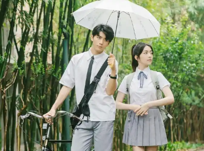 又一校园甜宠剧来袭,男女主同框cp感爆棚,光看海报就忍不住想追