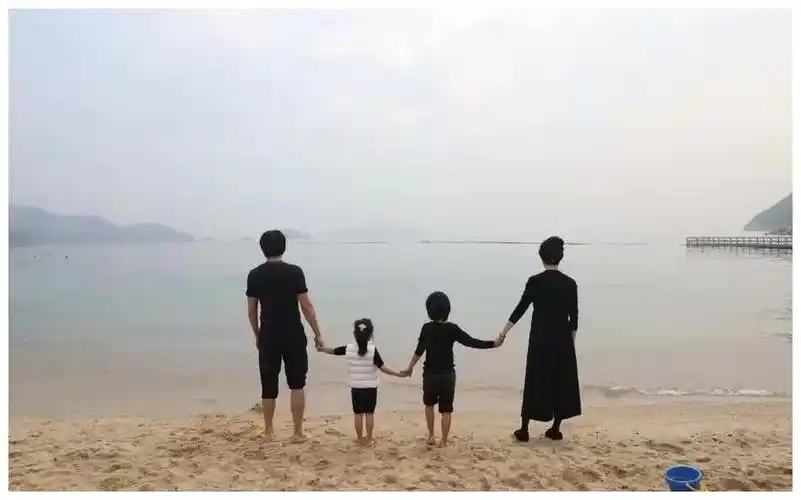 孙俪晒一家四口海边合照 夫妇二人等等小花玩耍跳跃超温馨