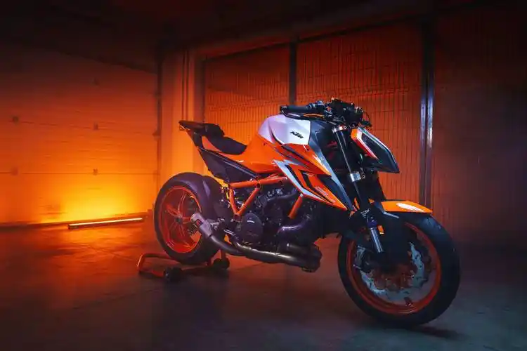 2022ktm1290supedukerrevo户外特写1